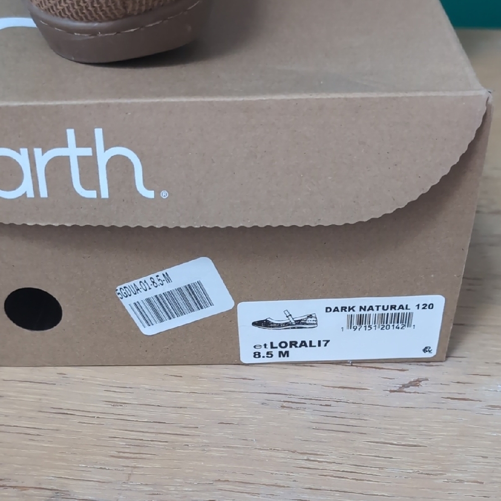 Earth Textured Tan Flats NWB - Picture 2 of 9